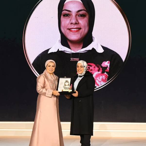 كرمتها السيدة انتصار السيسي.. سارة سمير أول بطلة رفع أثقال تكتب التاريخ