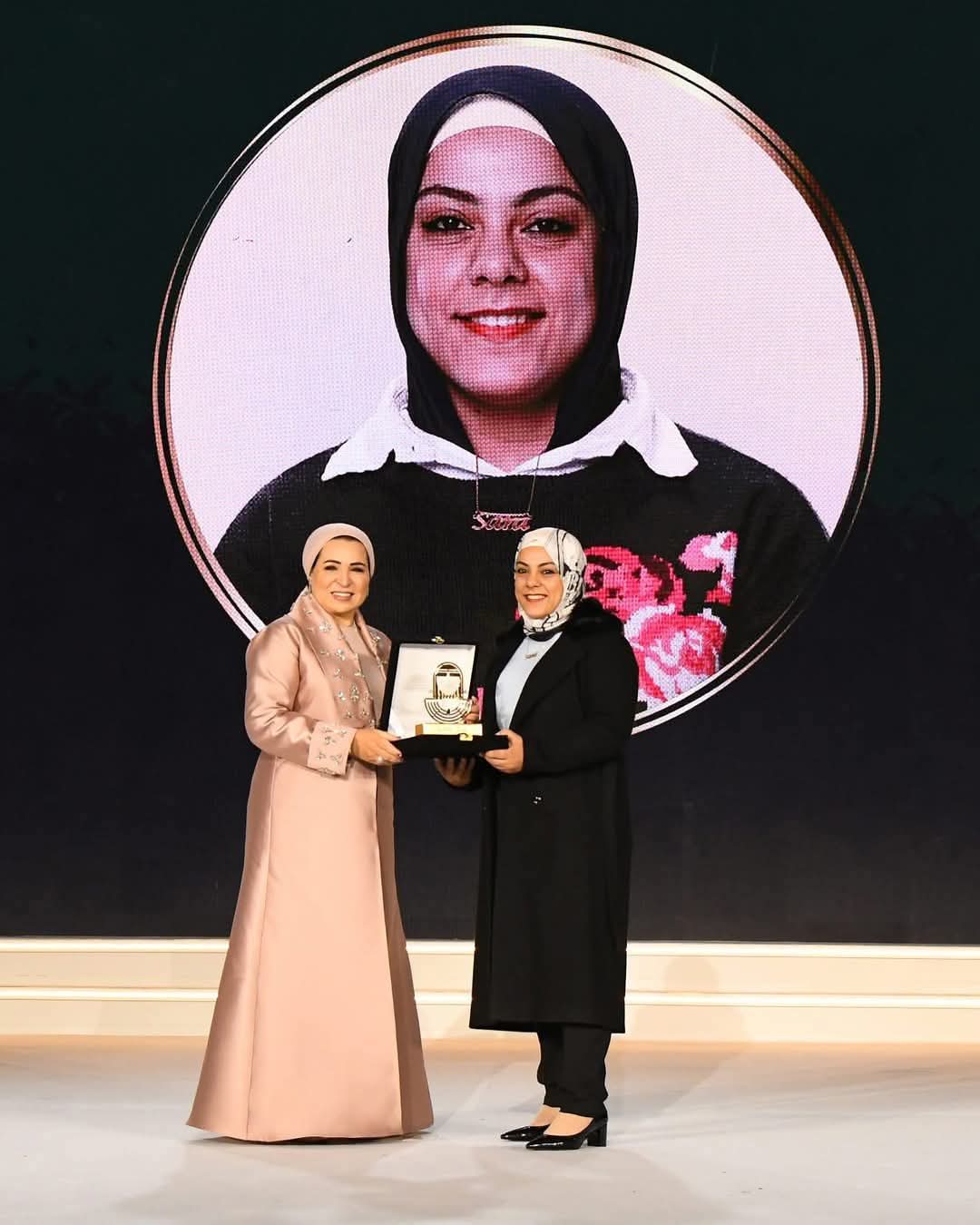 كرمتها السيدة انتصار السيسي.. سارة سمير أول بطلة رفع أثقال تكتب التاريخ